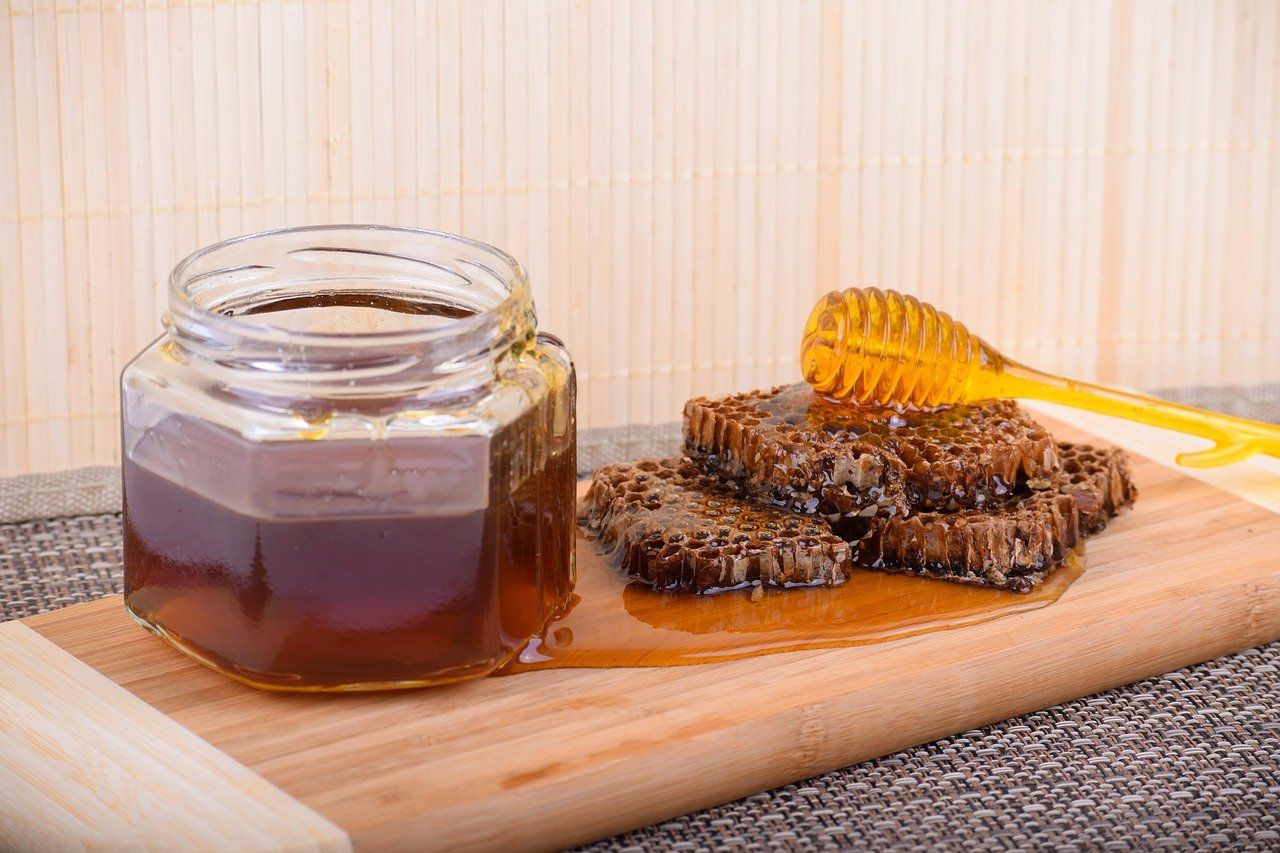 Roher Honig (links kaltgeschleudert, rechts als Wabenhonig) wird nicht verarbeitet und gilt daher als die gesündeste Art des Honigkonsums.