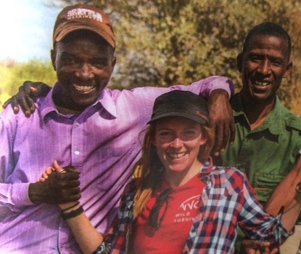 Abbildung 2: Eine Vertreterin der Umweltorganisation «Wild Survivors» mit tansanischen Bauern. Quelle: Wild Survivors